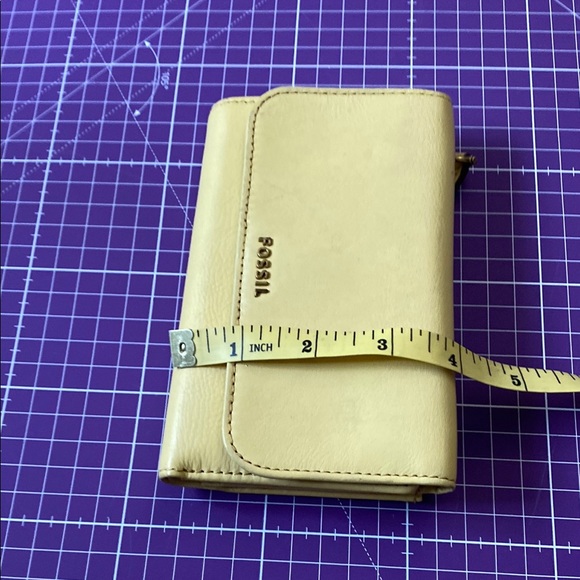 Fossil Cream Minimalist Wallet Structured Design. - Picture 12 of 15